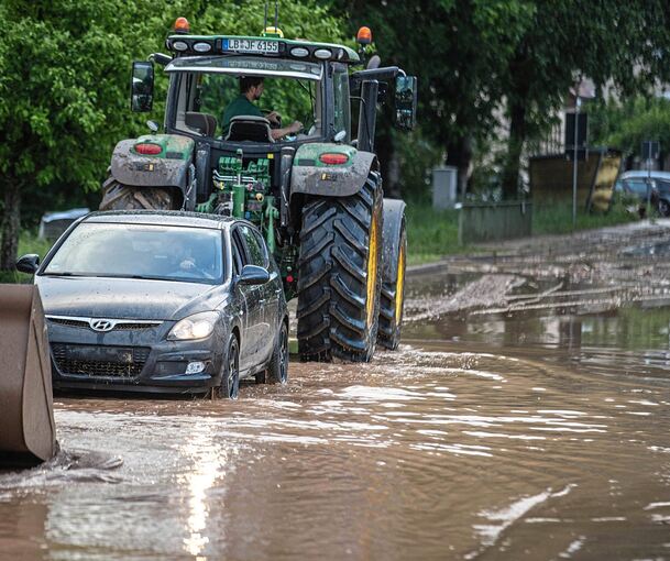 Autos stecken in den Wassermassen fest und müssen mit Traktoren herausgezogen werden. Foto: 7aktuell.de/Simon Adomat