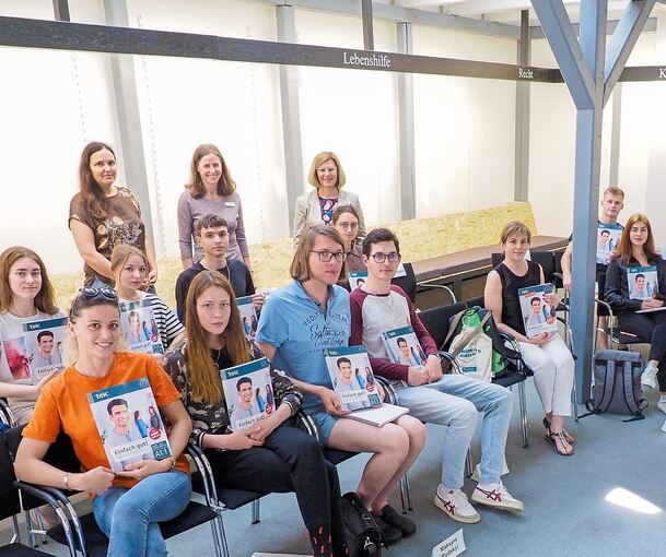 19 junge Ukrainer lernen bei dem Intensivsprachkurs der Volkshochschule Deutsch. Im Hintergrund Martina Wörner von der Volkshochschule und Isabel Kurz (KSK).Fotos: Holm Wolschendorf