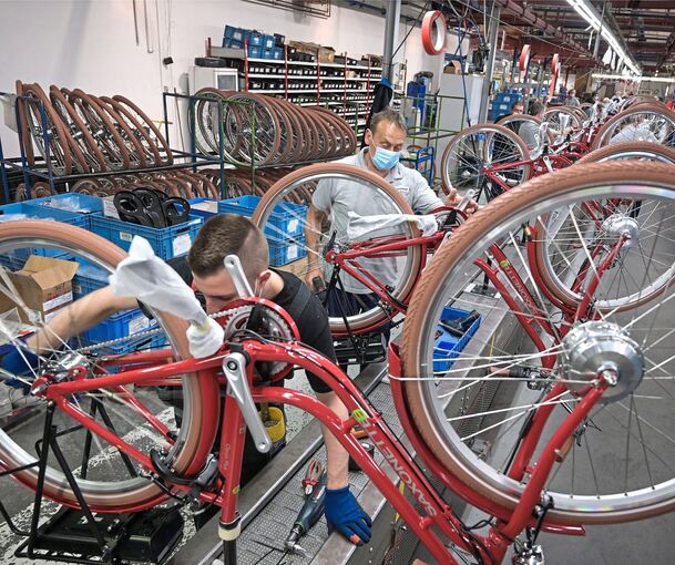 Die Hersteller arbeiten nach Angaben des Zweirad-Industrieverbands auf Hochtouren. Rote E-Bikes werden hier am Fließband der Zweirad Union e-Mobility GmbH & Produktion Co. KG in Sangerhausen endmontiert. Foto: H. Rebsch/dpa