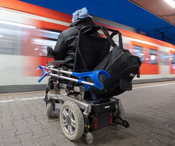 Ein Mann steht mit seinem Elektro-Rollstuhl am Gleis: In der Region kommen Fahrgäste aktuell noch an 31 von 83 S-Bahn-Stationen nicht stufenfrei in die Züge. Foto: Marijan Murat/dpa