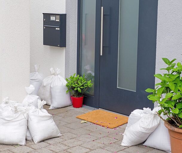 Sandsäcke gehören für die Bewohner der neuen Häuser am Anfang der Seewiesenstraße zur Grundausstattung, denn Überschwemmungen sind dort kein Einzelfall. Foto: Holm Wolschendorf