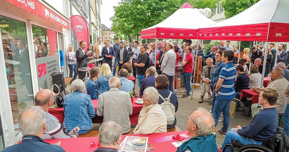 Kleine Eröffnungsfeier für die neuen Räume des Ortsvereins mit angrenzendem Wahlkreisbüro. Foto: Holm Wolschendorf