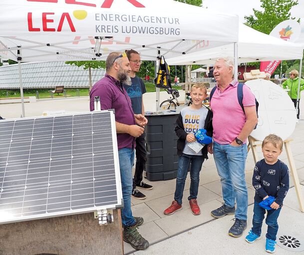Die Verkehrswacht war mit einem Reaktionstestgerät beim ersten Mobilitätstag vertreten. Die Ludwigsburger Energieagentur hat über nachhaltige Mobilität informiert. Fotos: Holm Wolschendorf