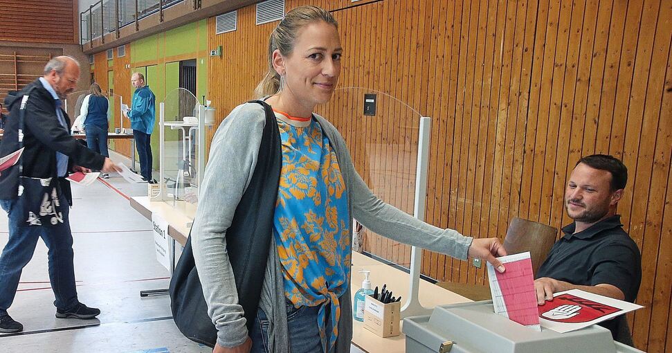 Eine Mundelsheimerin wirft ihren Stimmzettel in die Wahlurne. Foto: Alfred Drossel