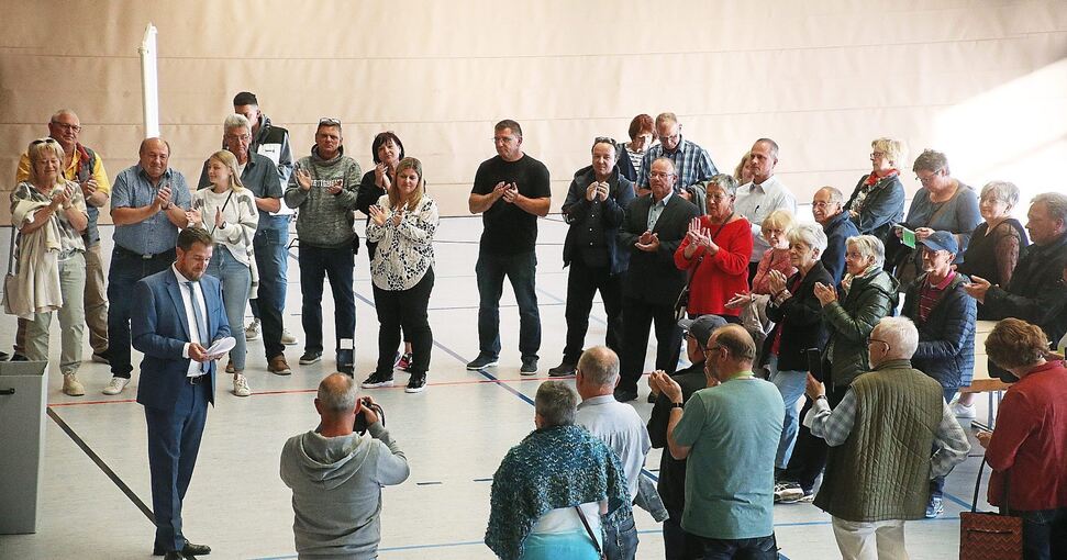 Beifall für das Ergebnis: Bürgermeister Boris Seitz verkündet das Ergebnis des Bürgerentscheids in der Käsberghalle. Foto: Alfred Drossel