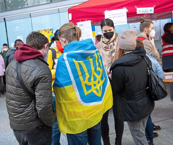 Flüchtlinge aus der Ukraine, die nach Deutschland gekommen sind: Jetzt übernehmen die Jobcenter die Betreuung und stellen sich auf Hartz-IV-Anträge der Betroffenen ein. Foto: Sven Hoppe/dpa