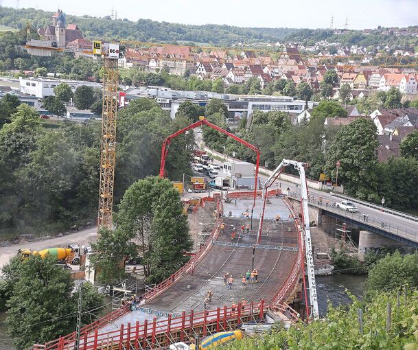 15 Stunden fließt der Beton über zwei Pumpen in die Schalung der neuen Enzbrücke .Fotos: Alfred Drossel
