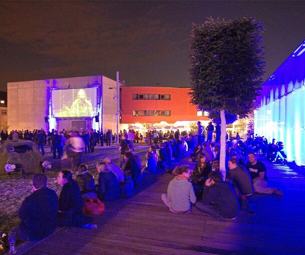 Das gab‘s auch schon in früheren Jahren: Filmabend auf dem Akademiehof bei dem Projekt „Stage on screen“. Archivfoto: Holm Wolschendorf
