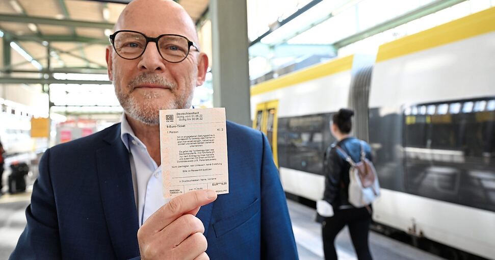 Verkehrsminister Winfried Hermann hat sich am ersten Geltungstag ebenfalls ein 9 Euro-Ticket geholt. Foto: dpa