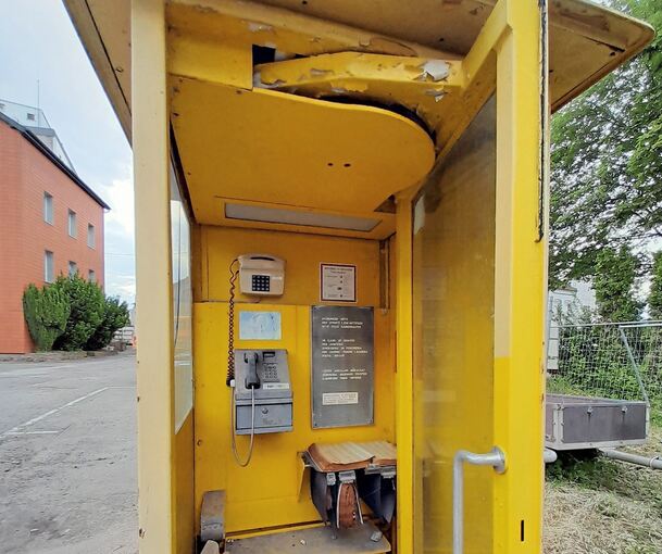 Auf dem Gelände findet sich auch noch eine alte Telefonzelle. Foto: jsw
