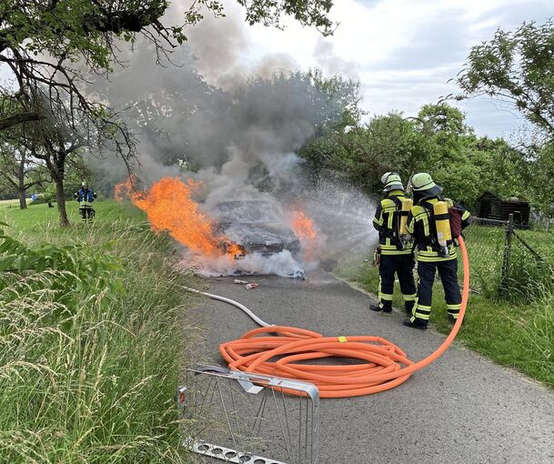 Die Feuerwehr löscht das brennende Auto. Foto: Feuerwehr Affalterbach