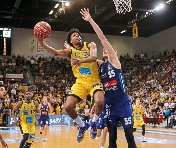 Zurück im Team: Justin Simon (links) drückt dem Spiel seinen Stempel auf. Foto: Baumann