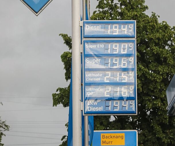 An den Tankstellen stiegen die Preise.
