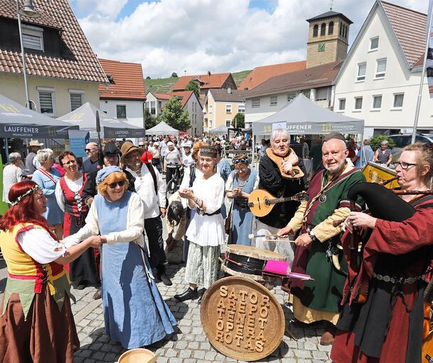 In der Handwerkerstraße musiziert die Mittelaltergruppe Camino, dazu legen Mitglieder der Bottwar- und Freudentaler Tanzgruppe eine flotte Sohle aufs Straßenpflaster.