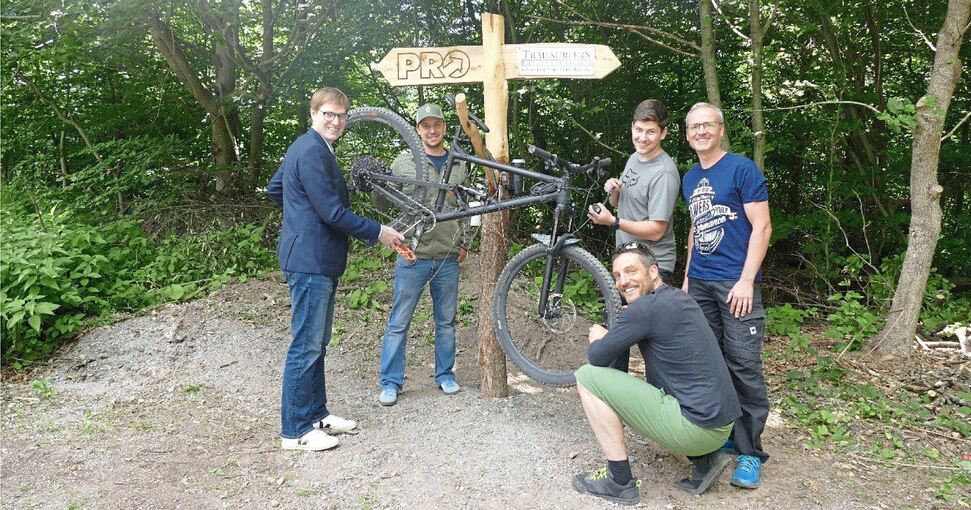 Bürgermeister Markus Kleemann, Vertreter der Trailsurfers und Andreas Ulrich von der Firma Paul Lange bei der Einweihung der ungewöhnlichen Radstation. Foto: privat