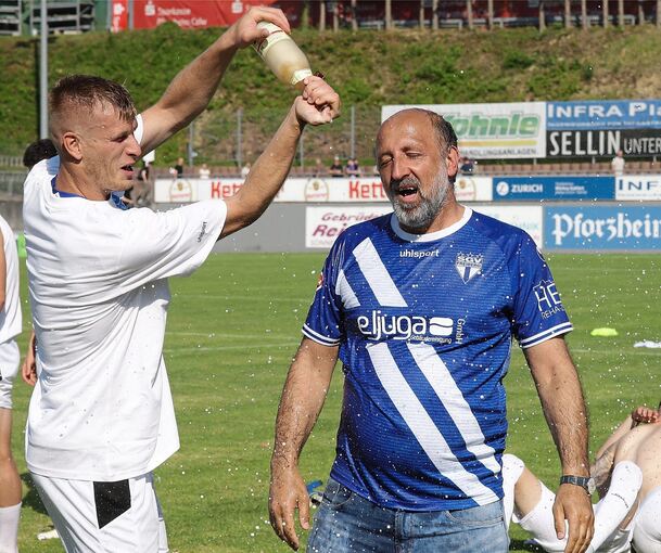 Präsident Emir Cerkez (rechts) unter der Bierdusche von Marcel Sökler. Fotos: Baumann