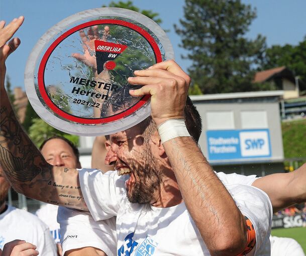 Marko Grüttner mit der Meisterschale.