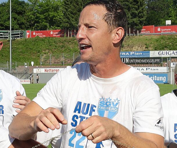 Ramon Gehrmann mit dem Wimpel.