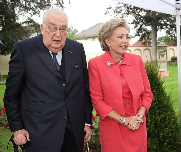 Carl Herzog von Württemberg mit seiner Ehefrau Diane Herzogin von Württemberg Württemberg am Vorabend seines 80. Geburtstags am 31. Juli 2016 im Garten von Schloss Altshausen.Archivfoto: dpa