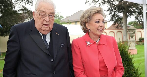 Carl Herzog von Württemberg mit seiner Ehefrau Diane Herzogin von Württemberg Württemberg am Vorabend seines 80. Geburtstags am 31. Juli 2016 im Garten von Schloss Altshausen.Archivfoto: dpa