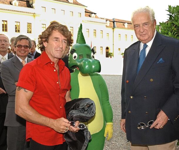 2004: Beim Benefiz-Gartenfest im Ludwigsburger Schloss treffen sich Carl Herzog von Württemberg und Sänger Maffay Peter. Archivfoto: LKZ