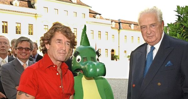 2004: Beim Benefiz-Gartenfest im Ludwigsburger Schloss treffen sich Carl Herzog von Württemberg und Sänger Maffay Peter. Archivfoto: LKZ