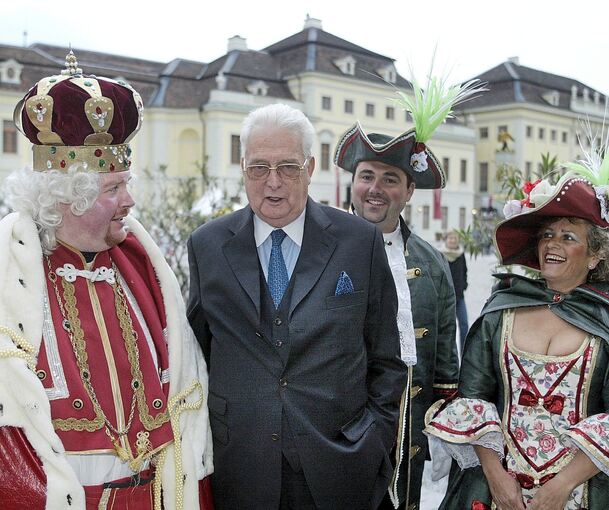 2004: Beim Barocken Fest anlässlich 300 Jahre Schloss Ludwigsburg ist der Herzog umringt von Kostümierten.Archivfoto: A. Drossel