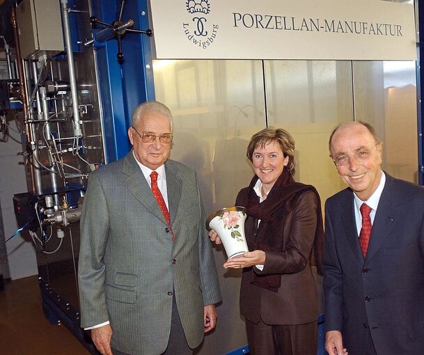 2003: Viele Jahre war Carl Herzog von Württemberg Gesellschafter der Ludwigsburger Porzellanmanufaktur. Hier ist er mit der damaligen Manufaktur-Geschäftsführerin Christiane Bethke-Krauß und dem mittlerweile verstorbenen Unternehmer Berthold Leibinge