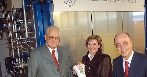 2003: Viele Jahre war Carl Herzog von Württemberg Gesellschafter der Ludwigsburger Porzellanmanufaktur. Hier ist er mit der damaligen Manufaktur-Geschäftsführerin Christiane Bethke-Krauß und dem mittlerweile verstorbenen Unternehmer Berthold Leibinge