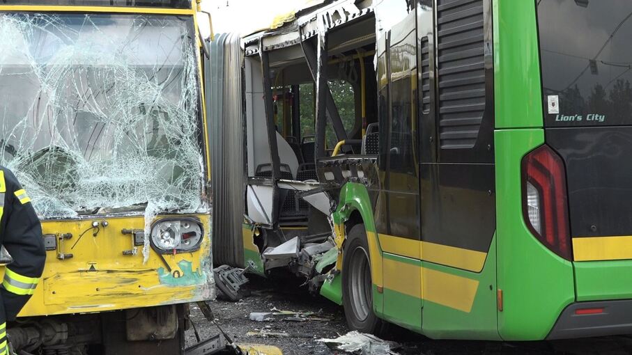 Verletzte bei Zusammenstoß von Bus und Straßenbahn
