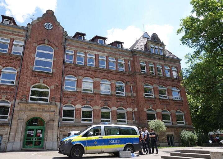 Polizei-Einsatz vor Schule in Esslingen