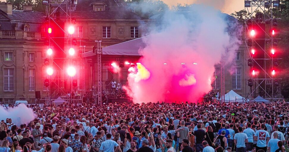 Die Massen feiern und tanzen auf dem Dukeland Open Air – unter anderem zu Klängen von DJ Sven Väth. Foto: Holm Wolschendorf