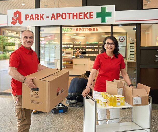 Letzte Vorbereitungen für die Wiedereröffnung: Apothekerin Hüsniye Inaloglu und ihr Mann Murat vor der Park-Apotheke in Eglosheim. Foto: Andreas Becker