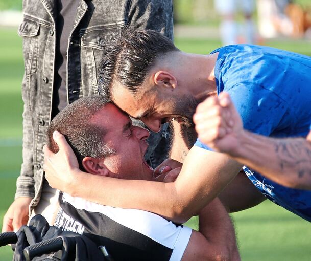 Emotionaler Moment: Muhamed Bajrami (rechts) feiert den Meistertitel der Bezirksliga. Foto: Baumann