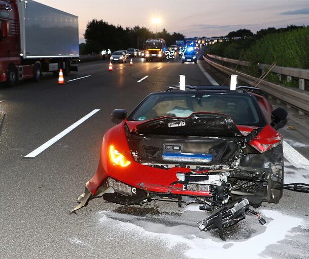 Zur Bergung des verunglückten Sportwagens wurde die Autobahn kurzzeitig gesperrt. KS-Images.de/Andreas Rometsch