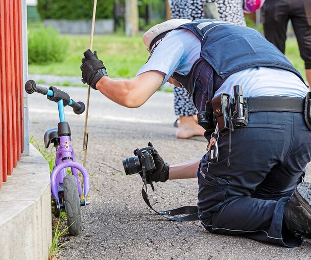 Ein Polizeibeamter bei der Spurensicherung am Unfallort. Foto: Foto: KS-Images.de/Karsten Schmalz