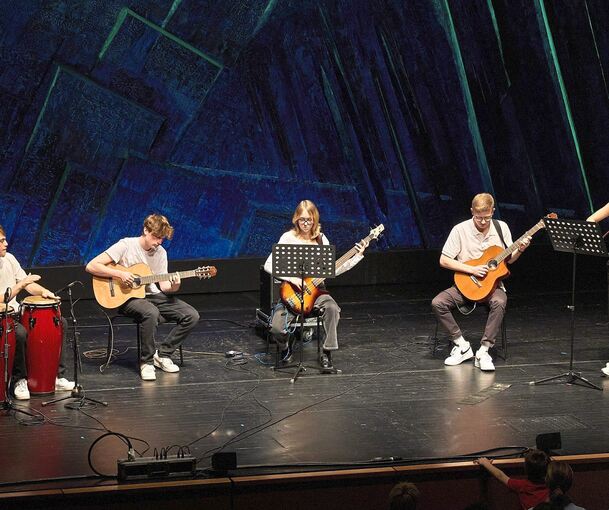 Das Quintett Latin Touch der Ludwigsburger Jugendmusikschule hat sich lateinamerikanische Klassiker vorgenommen. Dagegen zeigt die Klasse 7 des Helene-Lange-Gymnasiums in Markgröningen statt eines musikalischen Auftritts dem Thema entsprechend zwei M