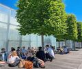 Eine Gruppe Studenten entspannt unter den Bäumen auf dem Akademiehof. Mehr Sonnenschutz würden sie begrüßen. Fotos: Holm Wolschendorf