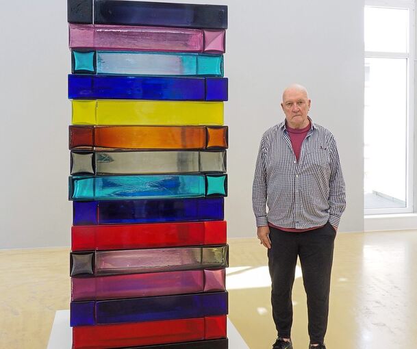 Ausblicke und Einblicke: Sean Scully neben seiner Muranoglas-Installation. Foto: Holm Wolschendorf
