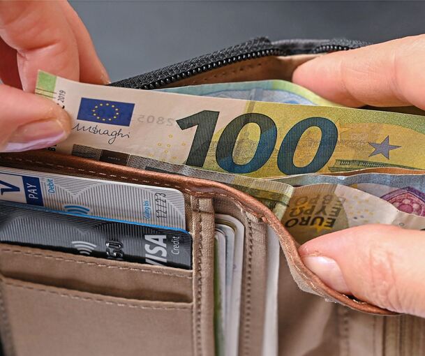 Der Unbekannte stahl mehrere Hundert Euro aus dem Geldbeutel der Seniorin.