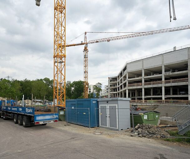 Entkernt: Das Mann-Mobilia-Gebäude sieht von hinten aus wie ein Gerippe, derzeit werden die Lücken gefüllt und eine Brandmauer errichtet. Der Anbau folgt erst nach Eröffnung des Verkaufs im Altgebäude, wie auch die Zufahrt zur Lkw-Anlieferung und zum