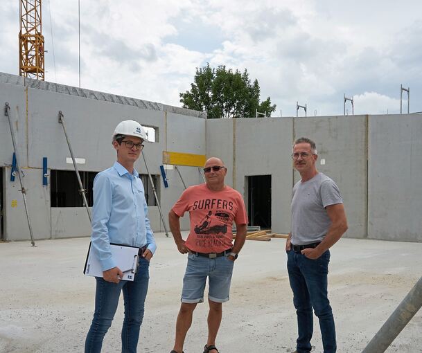 Jürgen Schreiner, der Vorsitzende des Schützenvereins (Mitte), ist fast jeden Tag auf der Baustelle. Hier mit Kassier Michael Waibel (rechts) und Bauleiter Michael Arnold in der künftigen Schießhalle des Vereinsheims. Foto: Andreas Becker