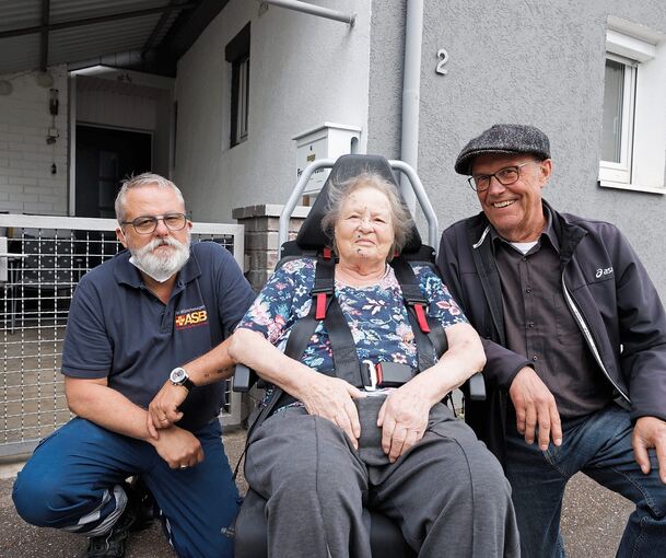 Vertraut: Klaus Knödler (rechts) besucht Gertrud Lillich seit Monaten. Links Oliver Krawczyk vom Wünschewagen-Team.