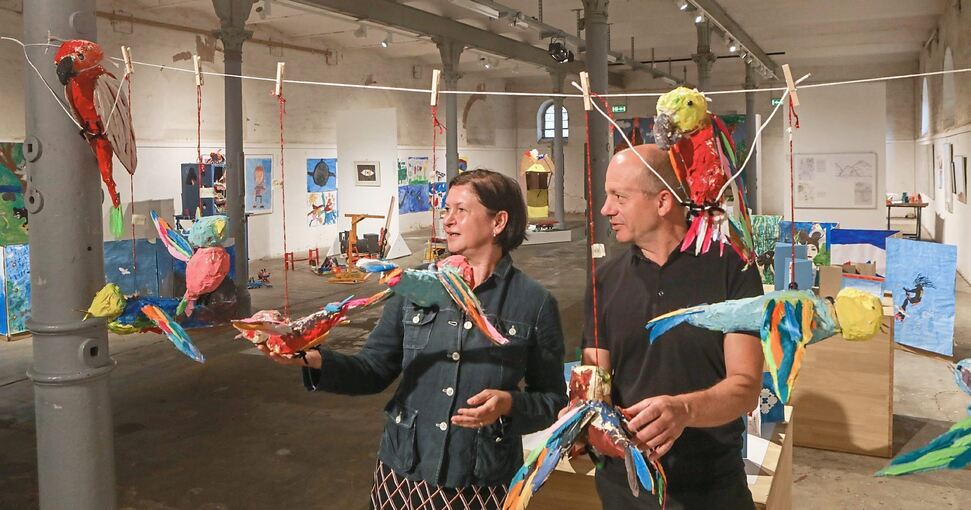 Heike Grüße und Jochen Raithel zeigen farbenfrohe Objekte. Foto: Ramona Theiss