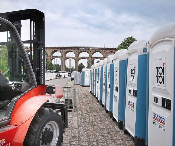 Auch hundert Toiletten stehen bereits. Foto: Alfred Drossel