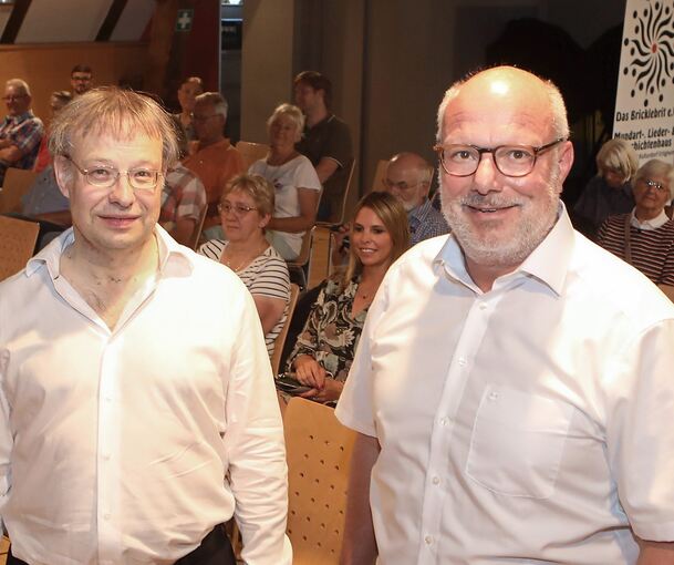 Die Bürgermeisterkandidaten stellen sich vor: Schultes Rainer Schäuffele (rechts) kandidiert zum dritten Mal in Erligheim. Ulrich Raisch ist zum zweiten Mal dabei. Foto: Ramona Theiss