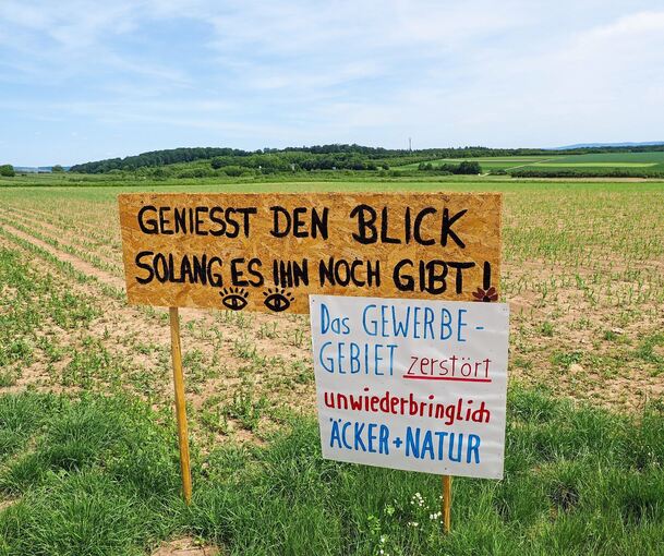 Bürgerprotest gegen das geplante Gewerbegebiet in Mundelsheim: Eine Mehrheit stützt allerdings das Vorgehen der Kommune und der Region. Foto: Holm Wolschendorf