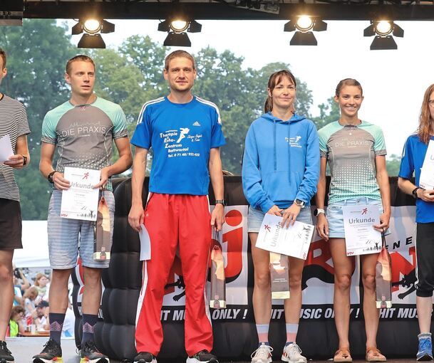 So sehen Sieger aus: Isabel Leibfried (rechts) und Sven Heinle (links) sowie die zweit- und drittplatzierten Gewinner. Fotos: Ramona Theiss