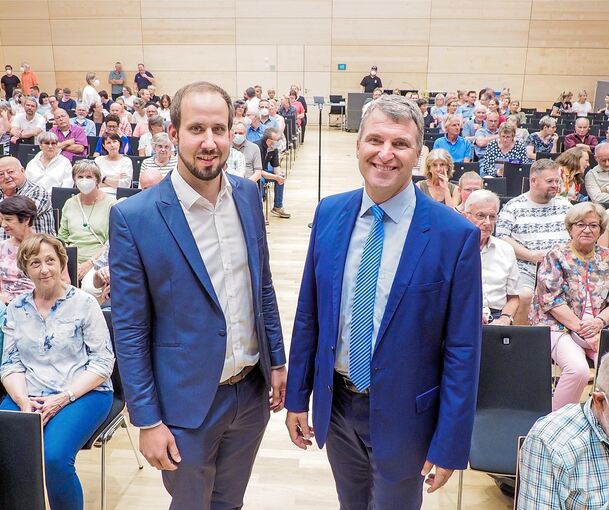 Amtsinhaber Dirk Schönberger (rechts) und sein Herausforderer Martin Keim. Die Vorstellung der beiden Kandidaten um das Amt des Remsecker Oberbürgermeisters lockte zahlreiche Besucher in die Stadthalle. Foto: Holm Wolschendorf