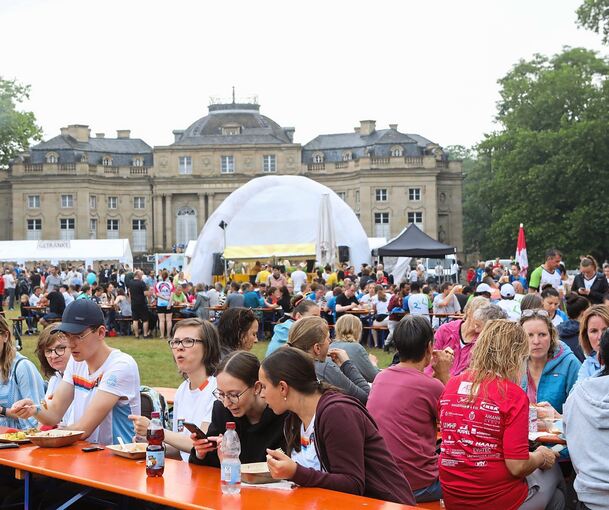 Party vor toller Kulisse: Vor dem Seeschloss Monrepos wurde gegessen, getanzt und gefeiert. Foto: Ramona Theiss